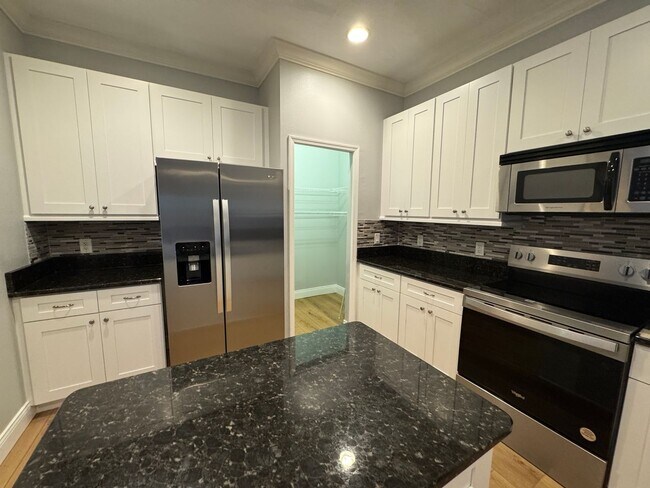 Building Photo - Fully Renovated Large 3 Bed 2.5 Bath 2 Car Garage Townhouse in Perfect Location