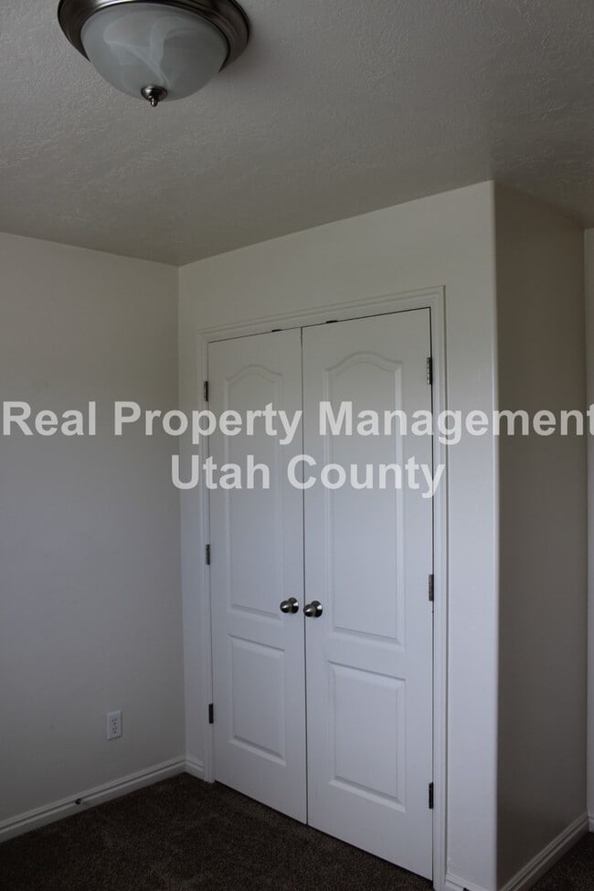 Building Photo - Updated home in Saratoga Springs