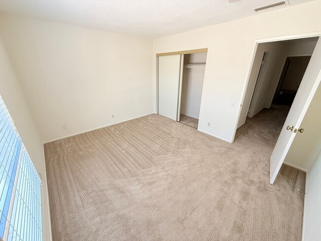 Building Photo - Spacious Pool Home In the Desired Los Comp...
