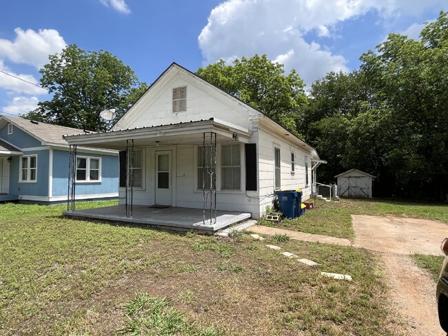 Building Photo - "Charming 2-Bedroom!"