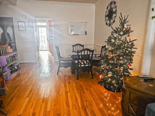 Building Photo - Stunning 3 Bed 2.5 Bath Interior Brick Tow...
