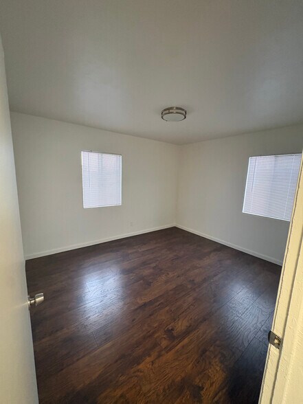 Building Photo - 331 E 5th St