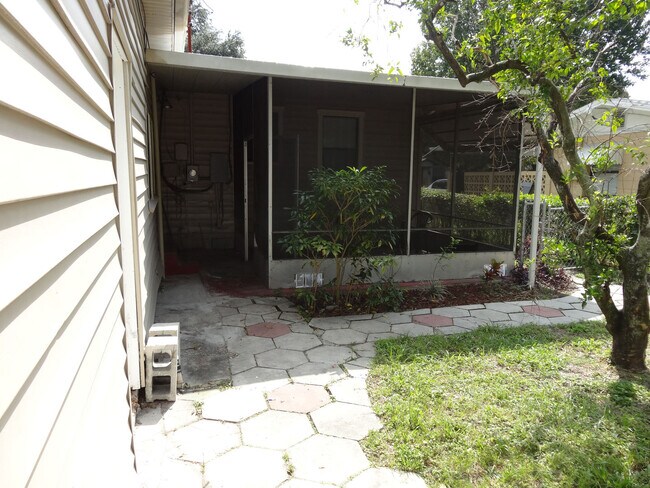 Building Photo - Three Bedroom One Bathroom Cottage in Palmetto Park, St. Petersburg