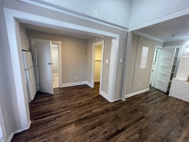 Building Photo - Downstairs Unit Ready for Move-in~ Spacious one Bedroom & one Bath   ((New Vinyl Plank Flooring i...