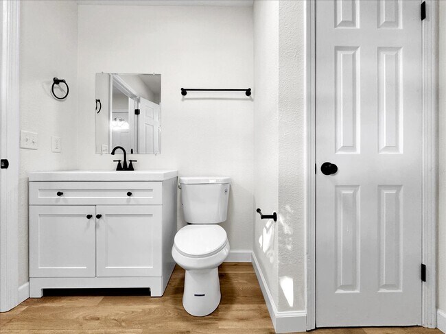 Building Photo - Flexible Lease Options! 2BR/2BA Townhome w...