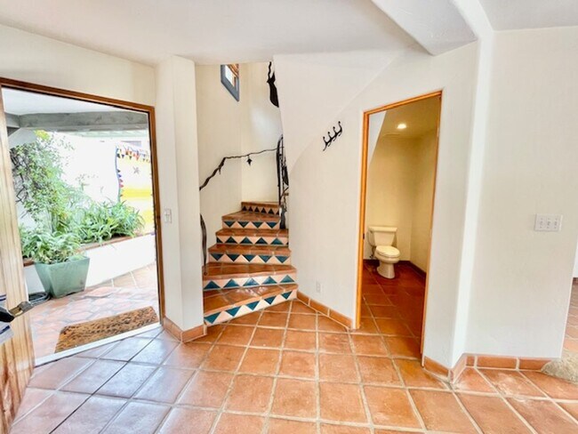 Building Photo - Spanish Style Downtown Townhome