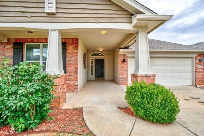 Building Photo - 3900 Sierra Vista Way