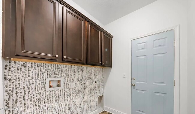 Building Photo - 282 Whispering Lake Dr