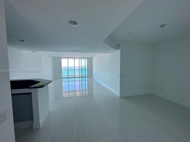 Building Photo - 2650 Lake Shore Dr