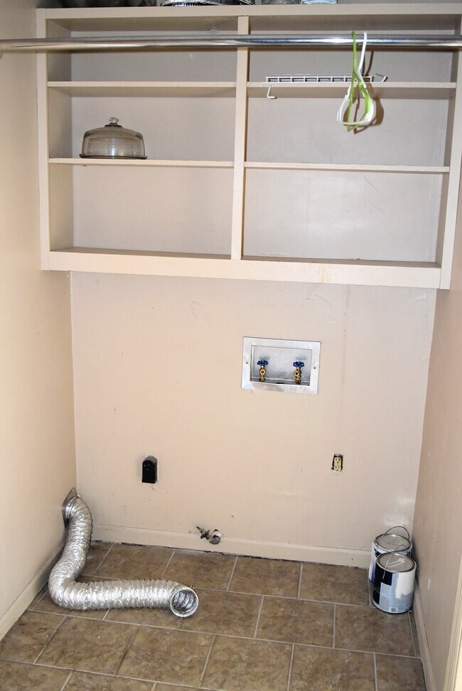 Building Photo - 2105 Hobson Ct