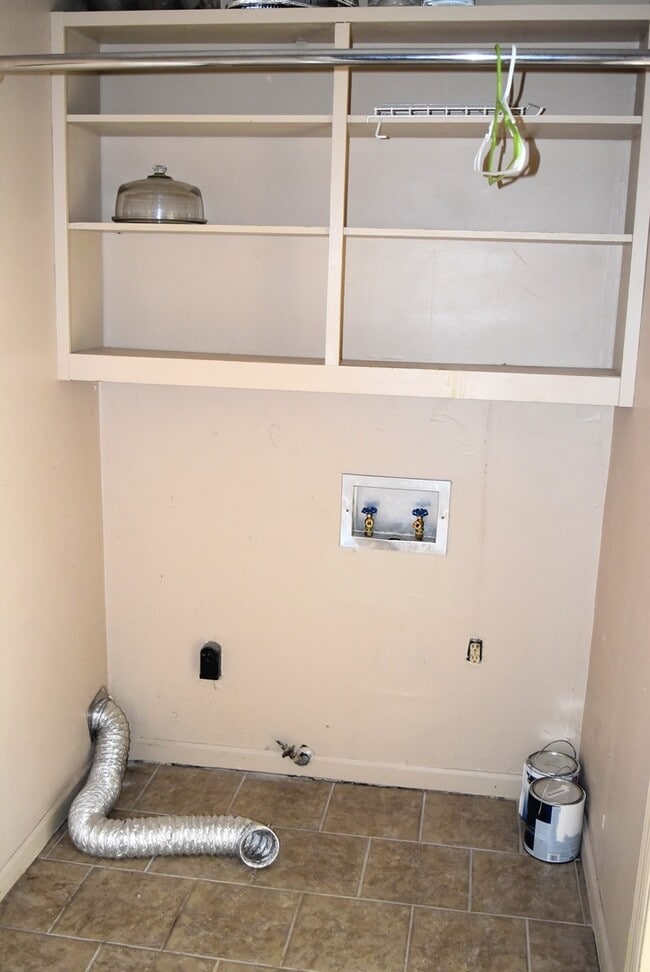 Building Photo - Fresh Paint, Private Large Quiet neighborhood and cul-de-sac - No Carpet, shady culdesac lot