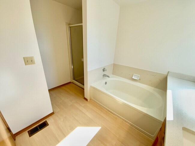 Building Photo - Stunning 4 Bedroom/2.5 bath- Move-In Ready Home with Private Backyard