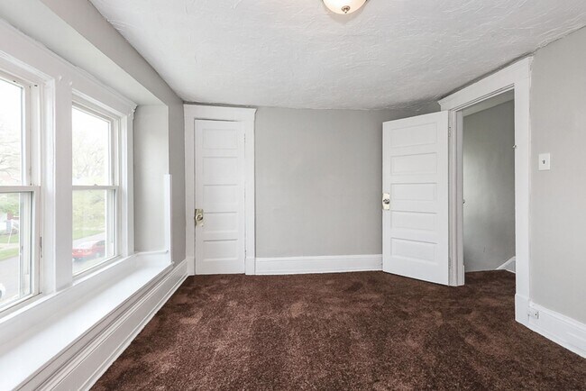 Building Photo - Spacious 3 bedroom/1 bath Single house! Ga...