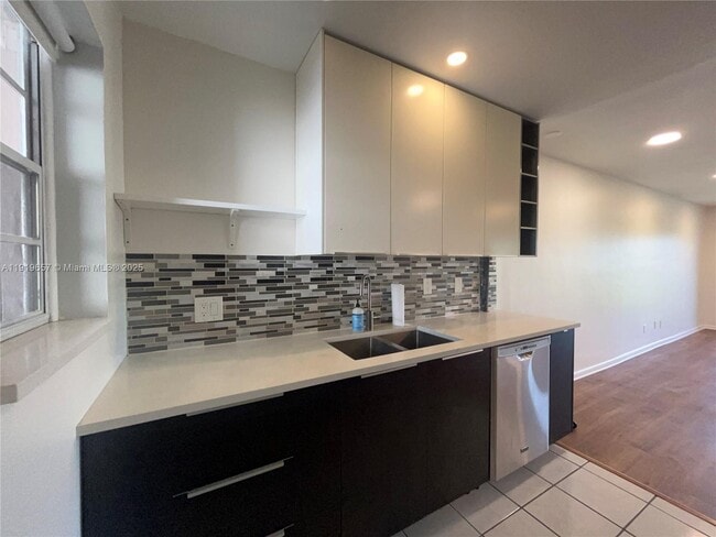 Building Photo - 2471 SW 82nd Ave