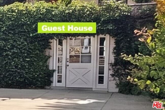 Building Photo - 132 S La Peer Dr