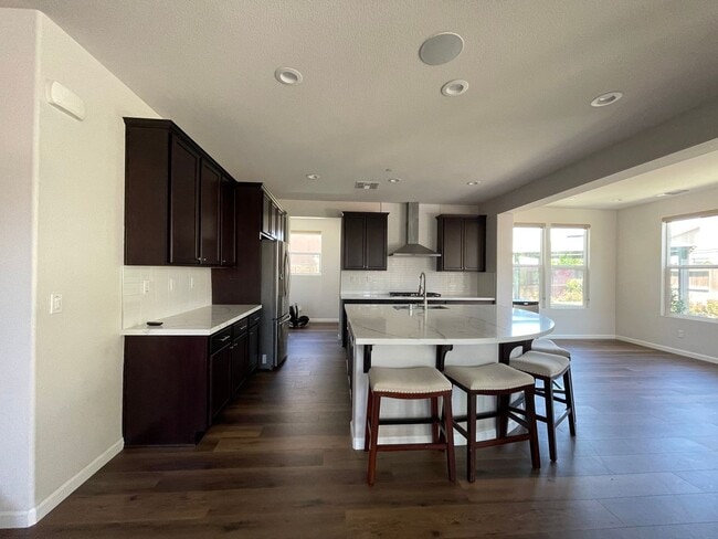 Building Photo - 427 Avignon Way