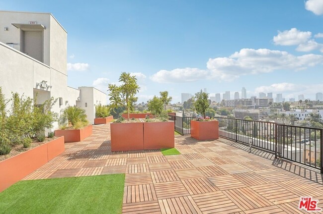 Building Photo - 218 N Alvarado St