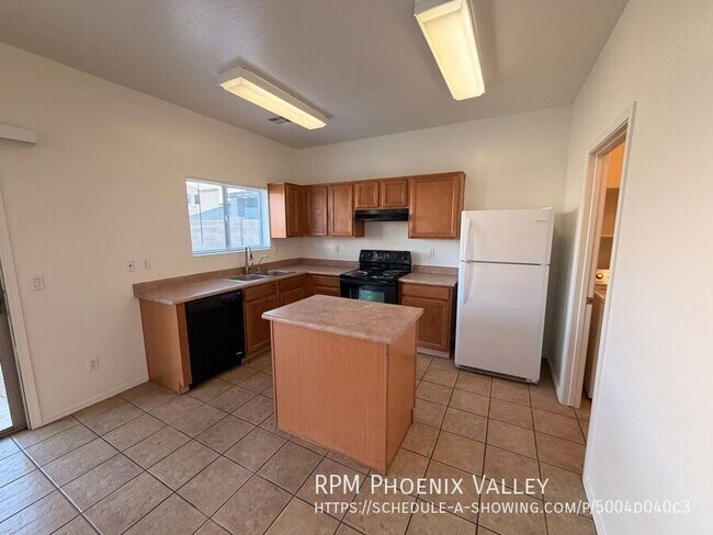 Building Photo - 422 E Saddle Way