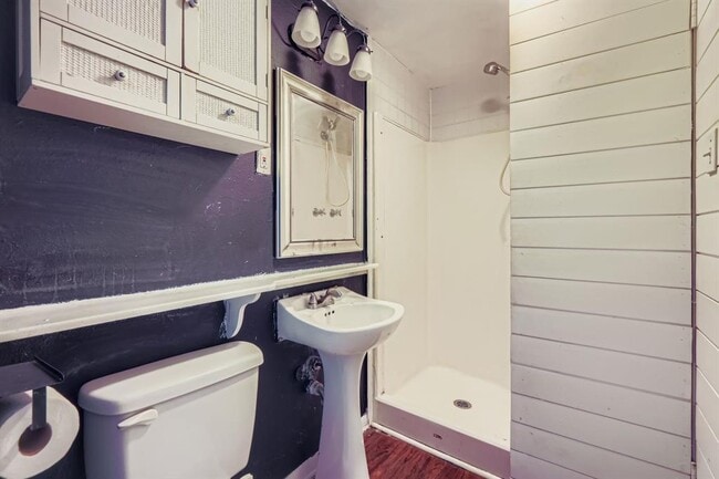 Building Photo - 1705 Kerr St