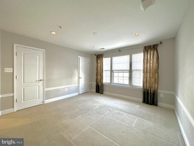 Building Photo - 11837 Regents Park Dr