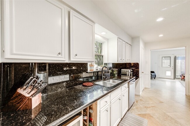 Building Photo - 13050 Trail Hollow Dr