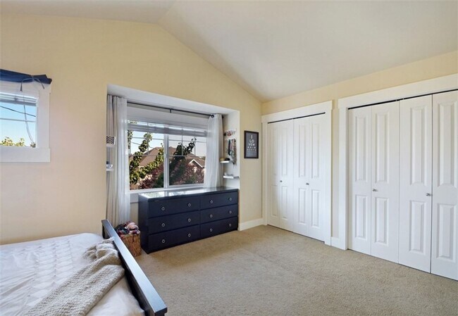 Building Photo - Stylish Townhome 4 Blocks North of Green Lake