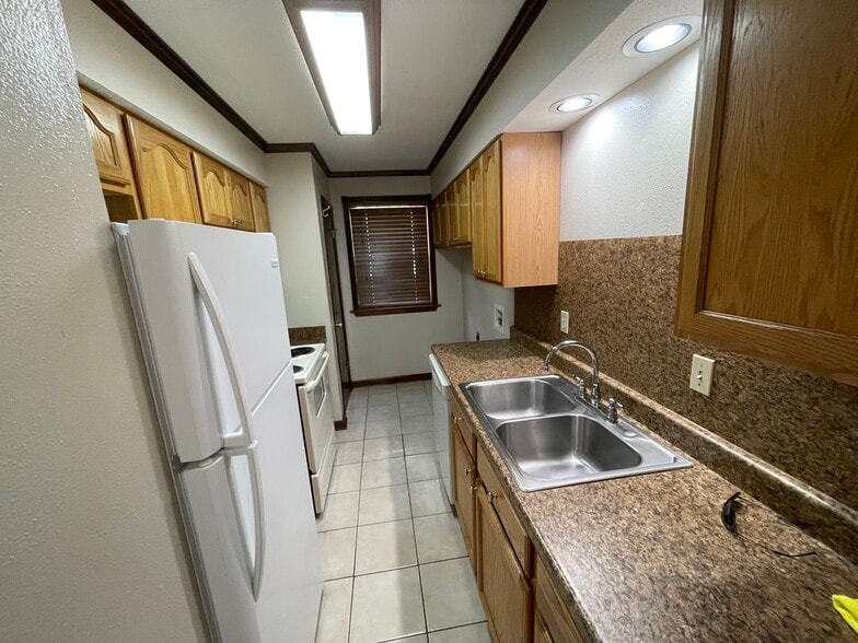 Building Photo - 1824 Hickory Ave