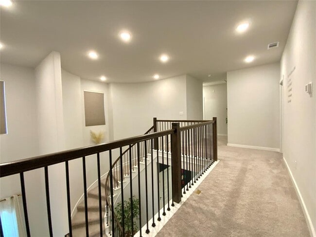 Building Photo - 243 Kings Pne Dr
