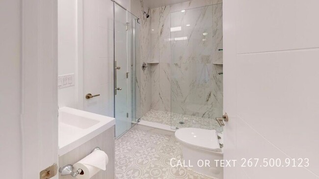 Building Photo - Gorgeous high end 2bd with W/D in unit. Ro...