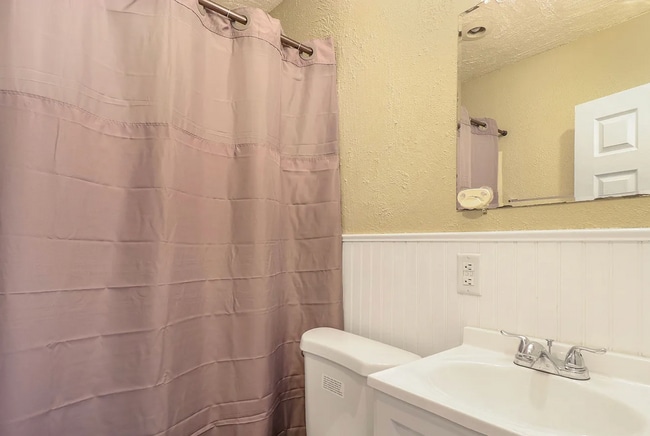 Building Photo - 405 E Woodside St