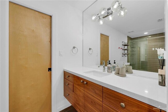 Building Photo - 2411 W Holland Ave