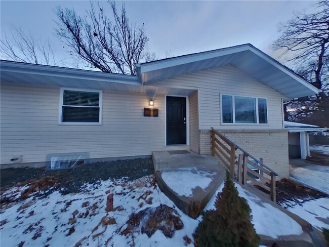 Primary Photo - 1420 Boone Ave N