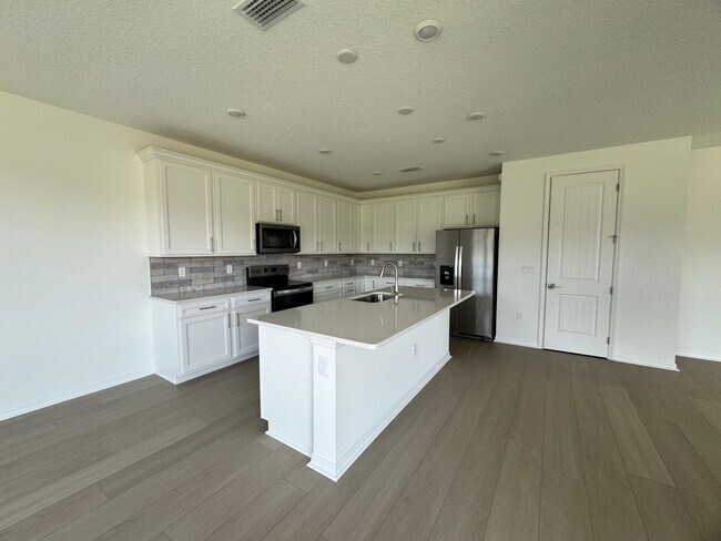 Building Photo - Sprawling 5BR/4.5BA Dream Home with 3-Car ...
