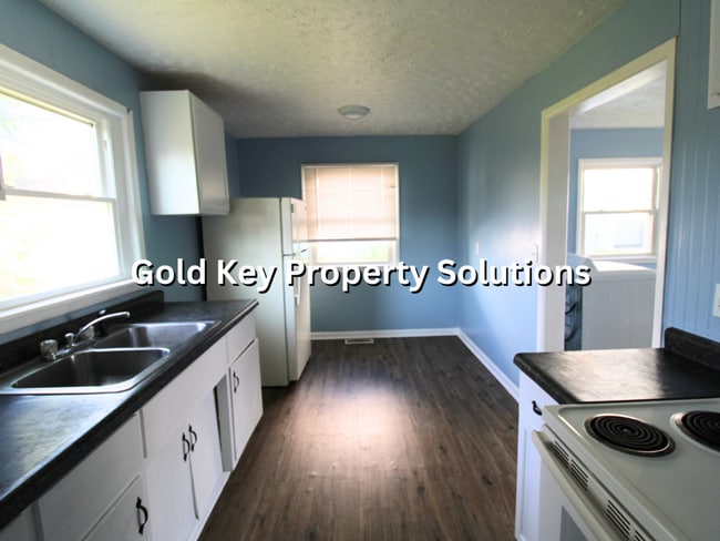 Building Photo - 3 BR 1 BA House in the Meadowbrook Area (S...
