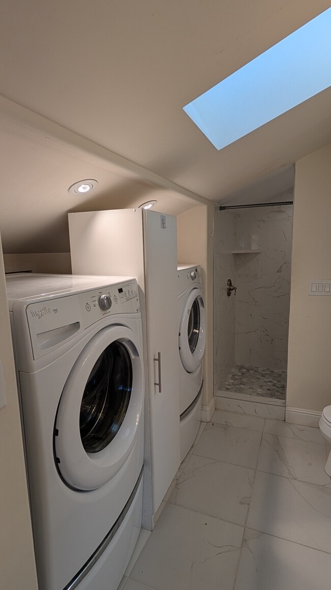 Building Photo - 15119 Grove St