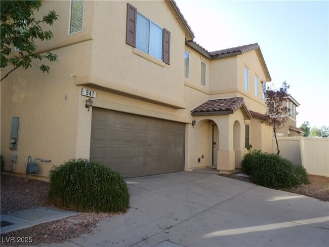 Building Photo - 941 Medina De Leon Ave