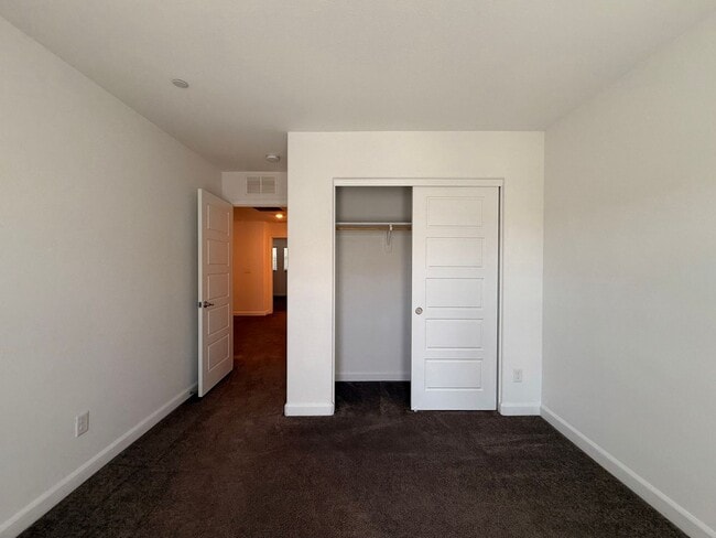 Building Photo - 3 BED 2.5 BATH 2 CAR GARAGE TOWNHOUSE WITH...