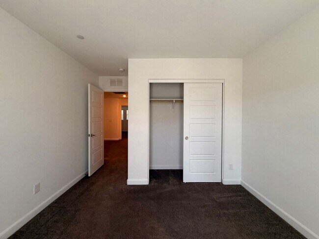 Building Photo - 3 BED 2.5 BATH 2 CAR GARAGE TOWNHOUSE WITH LOFT, COMMUNITY POOL & PARK!