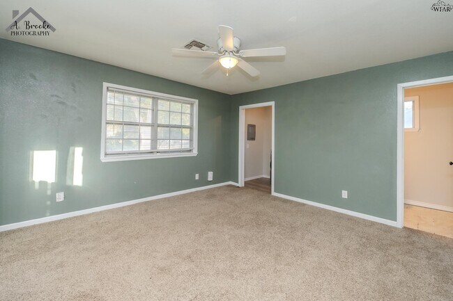 Building Photo - 2920 Featherston Ave