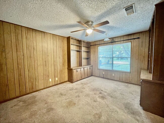 Building Photo - Spacious 4 Bedroom Home with multiple livi...