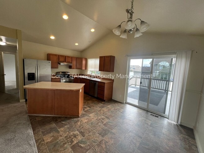 Building Photo - 3 bed house w/ family room in The Landings!