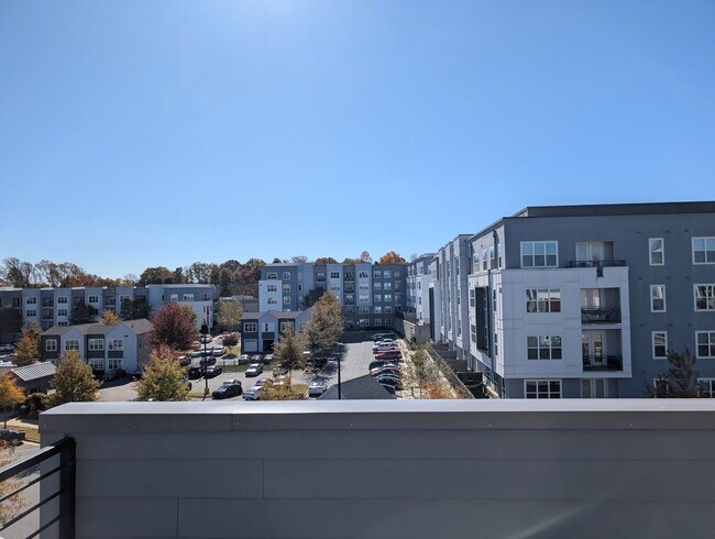 Building Photo - End-unit townhome in Bryant Park Terrace! 2-beds, 2-full baths, and 2-half baths.