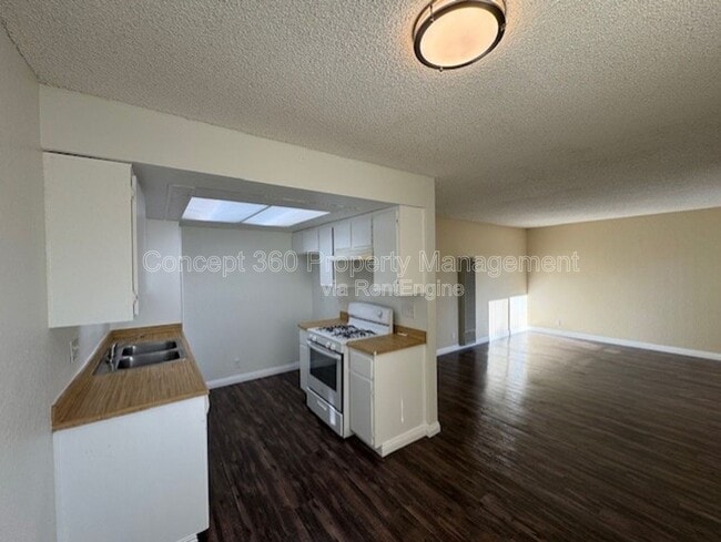 Building Photo - 9421 Cedar St