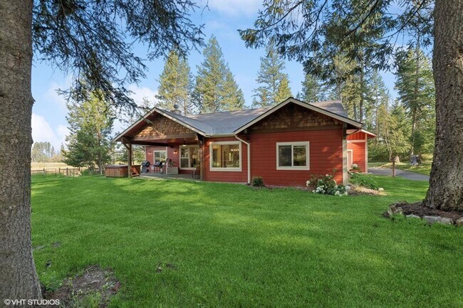 Building Photo - Stunning Columbia Falls Home w/horse pasture