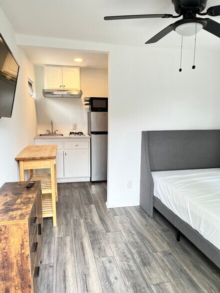 Building Photo - 1170 Esperanza St