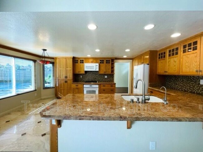 Building Photo - 526 Trailridge Dr