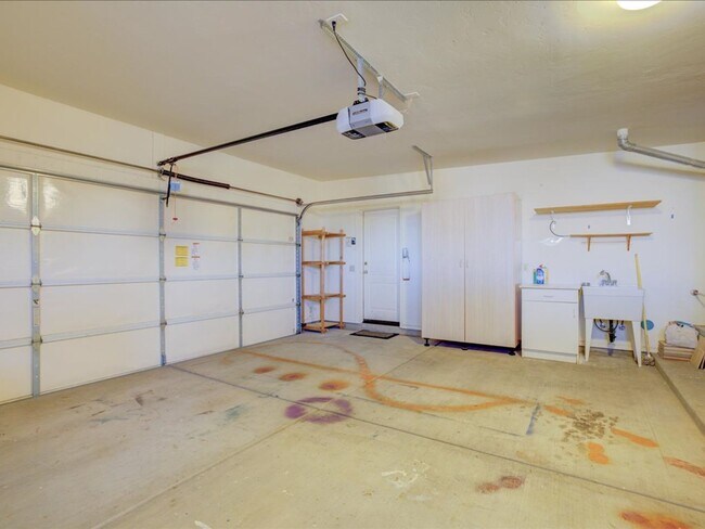 Building Photo - Beautiful 2-Bedroom, 2-Bath Home with Community Pool