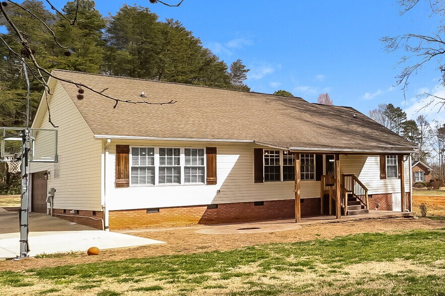 Building Photo - 104 Farmwood Dr