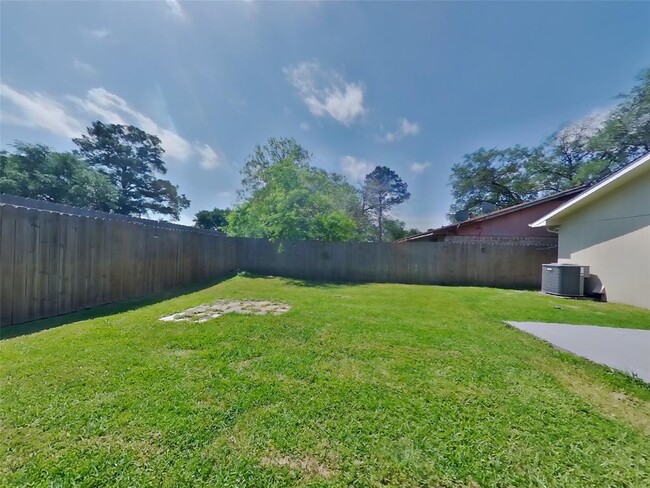 Building Photo - 15811 Kenbriar Dr