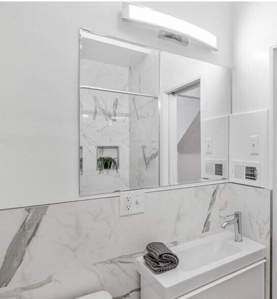 One Bathroom - 2924 Pine St